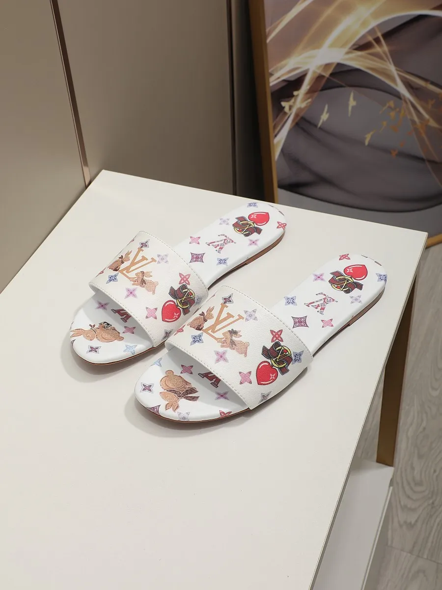 👟👟Ex-factory price 320👟👟 LV’s new flat-low flip-flops, 5D printed jade rabbit pattern, cowhide surface and sheepskin lining, genuine leather bottom imported from Italy, size 35-41